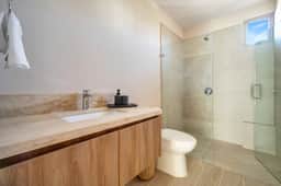 Coastal Chic Retreat - Elegant 1BR Steps minutes from the Sea