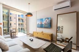 Relaxed Coastal Living – Pool, Parking & Full Kitchen