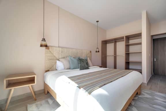 Coastal Chic Retreat - Elegant 1BR Steps minutes from the Sea