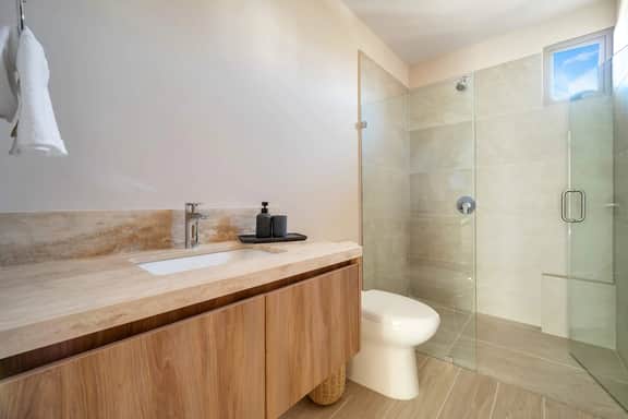 Coastal Chic Retreat - Elegant 1BR Steps minutes from the Sea
