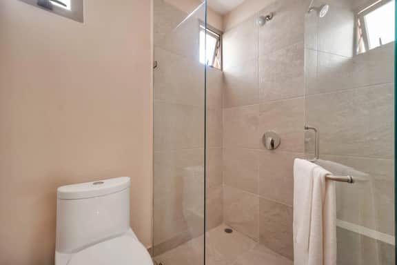 Coastal Chic Retreat - Elegant 1BR Steps minutes from the Sea