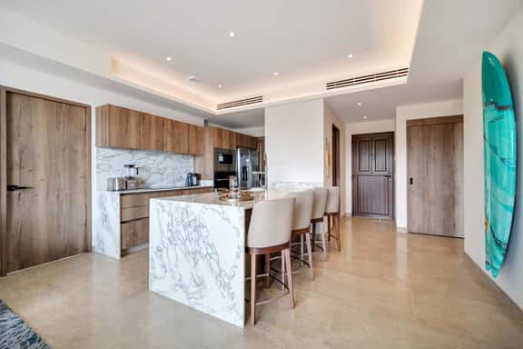 One Bedroom Ocean View with King - Image 5