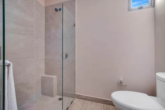 Relaxed Upper-Floor 2BR | Pool, Full Kitchen & Family Friendly