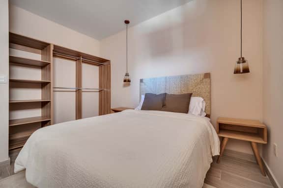 Relaxed Upper-Floor 2BR | Pool, Full Kitchen & Family Friendly