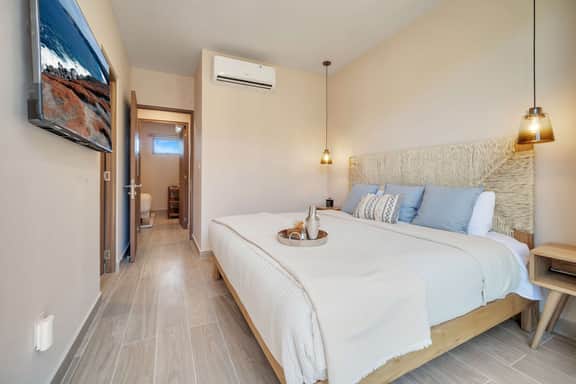 Stylish Condo with Pool, Fast Wi-Fi & Gated Security - Image 3