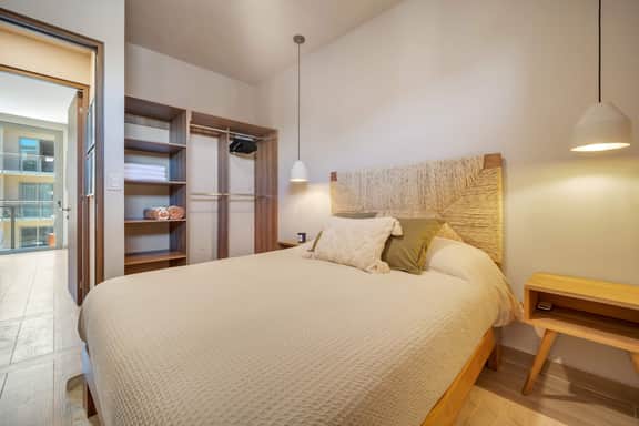 Stylish Condo with Pool, Fast Wi-Fi & Gated Security - Image 5