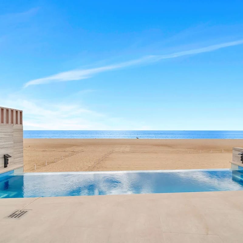 Three Bedroom Ocean Front Residence with Pool